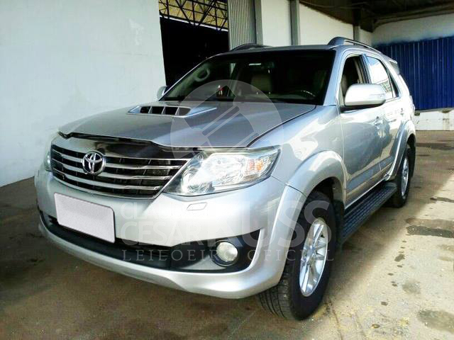 Lote 039 - TOYOTA Hilux SW4 3.0 TDI 4x4 SRV 7L 2015