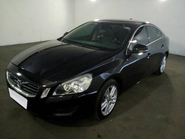 LOTE 040 Volvo S60 2.0 T5 Drive-E Kinetic 2015